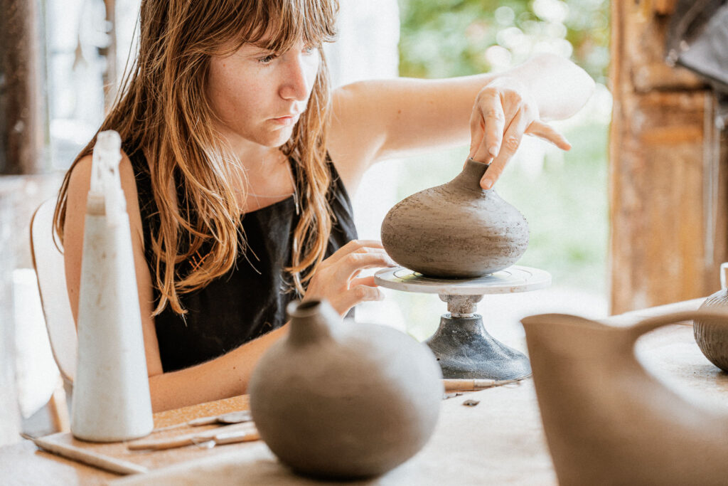 ceramiste dans son atelier de grenoble, elle travaille la terre, fait main