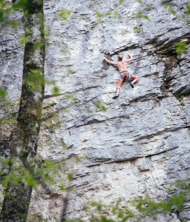 une grimpeur escalade une voie autour de grenoble