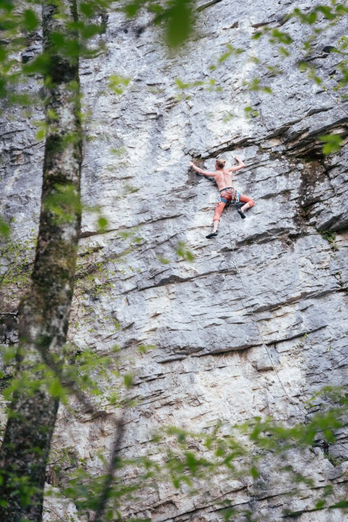 une grimpeur escalade une voie autour de grenoble