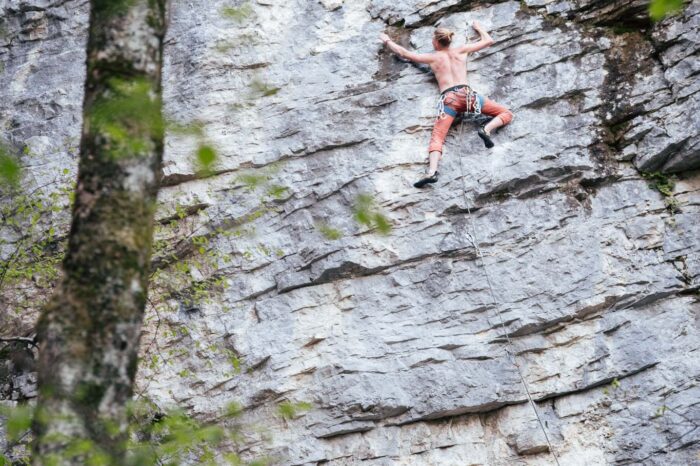 une grimpeur escalade une voie autour de grenoble