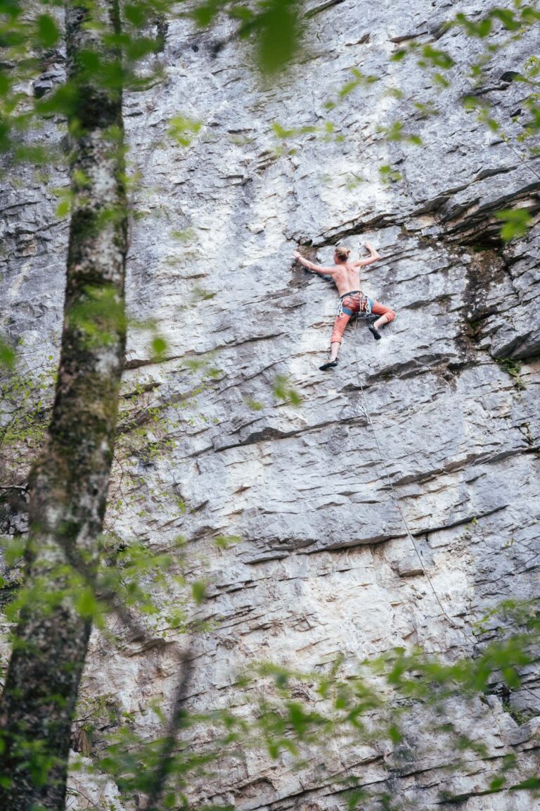 une grimpeur escalade une voie autour de grenoble