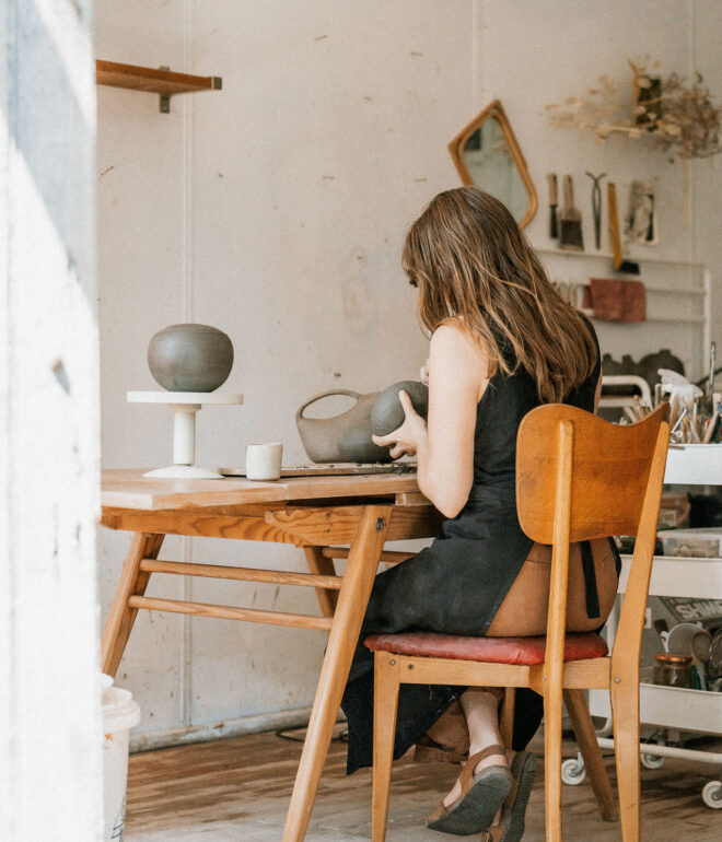 artisane dans son atelier a grenoble creation artisanale fait main en ceramique