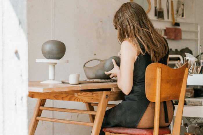artisane dans son atelier a grenoble creation artisanale fait main en ceramique