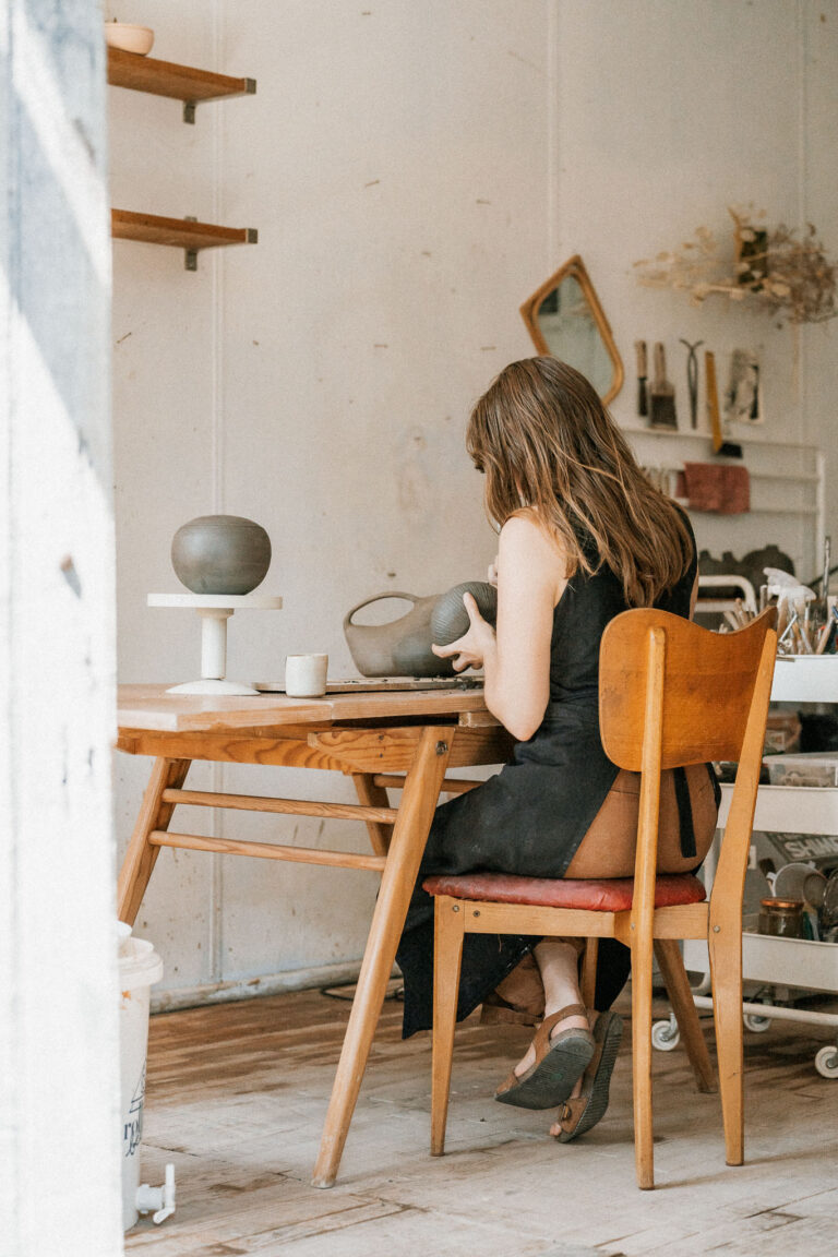 artisane dans son atelier a grenoble creation artisanale fait main en ceramique