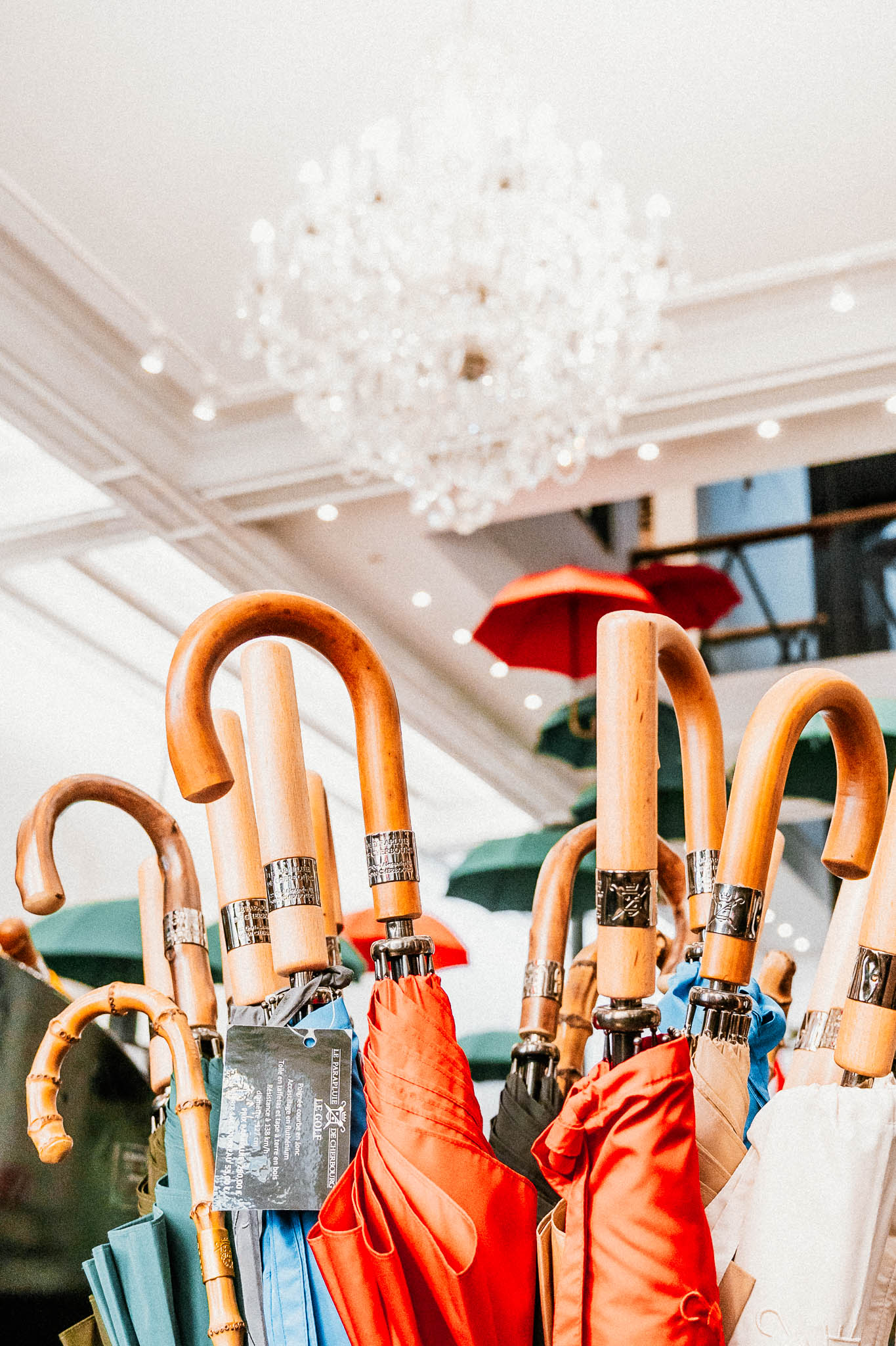 manufacture du parapluie de cherbourg dans le cotentin, fabrication artisanale fait main a l'atelier